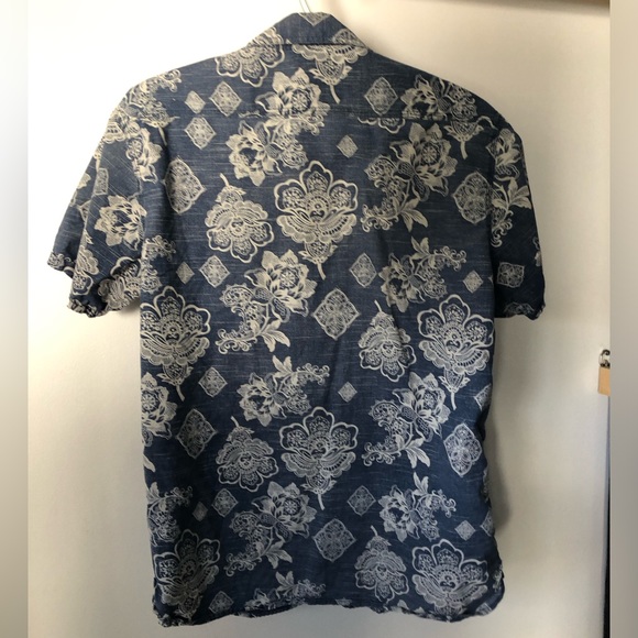 Medium Levi’s Button Up - Picture 2 of 3